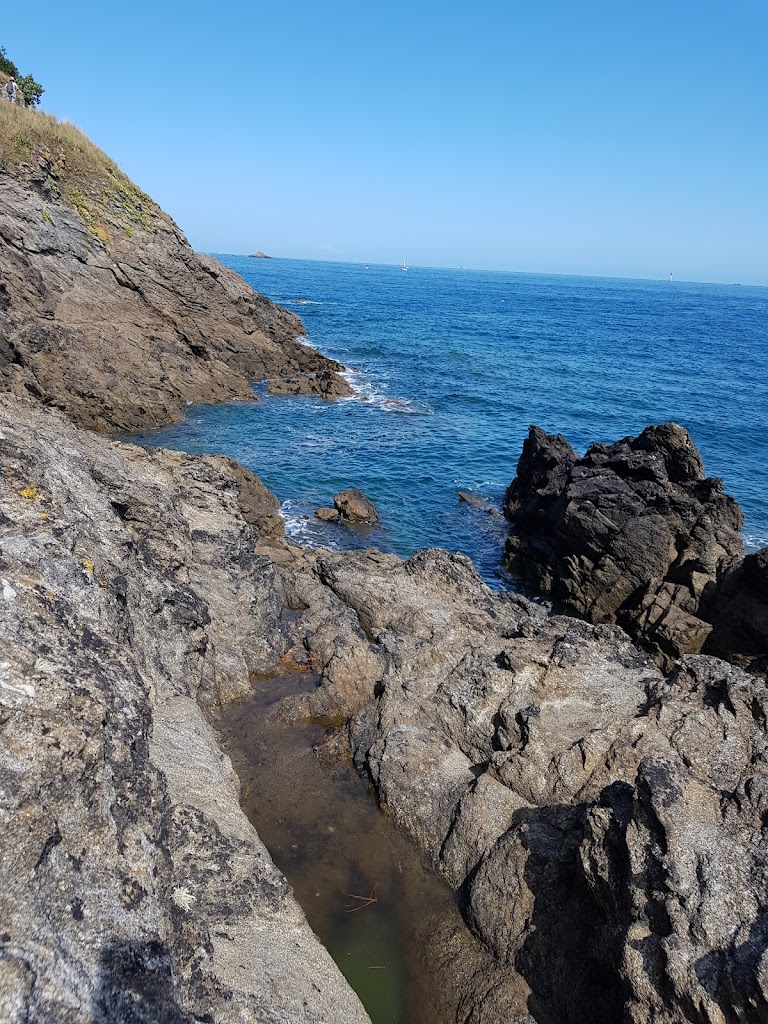 Crique de la Roche Pelée – Dinard Crique de la Roche Pelée – Dinard