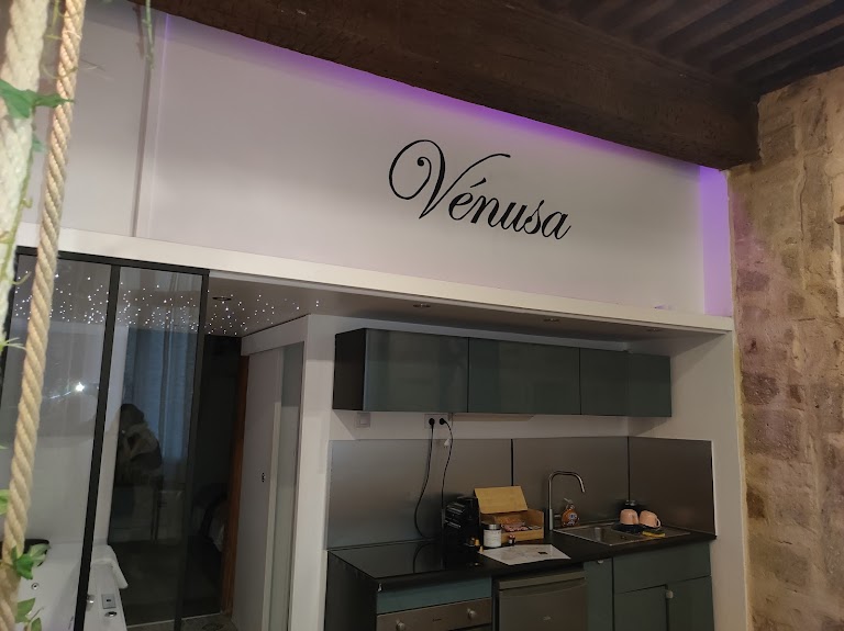 Suite romantique Vénusa avec jacuzzi privatif Suite romantique Vénusa avec jacuzzi privatif