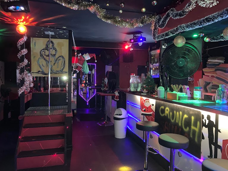 LE CRUNCH SAUNA/BAR AMBIANCE MASCULIN LE CRUNCH SAUNA/BAR AMBIANCE MASCULIN