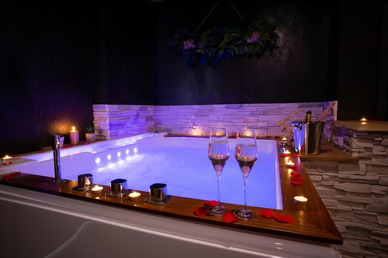 Le Lodge des charmes – Love room – Chambre Luxueuse avec Jacuzzi Privatif – Week-end insolite Chartres proche Paris Le Lodge des charmes – Love room – Chambre Luxueuse avec Jacuzzi Privatif – Week-end insolite Chartres proche Paris