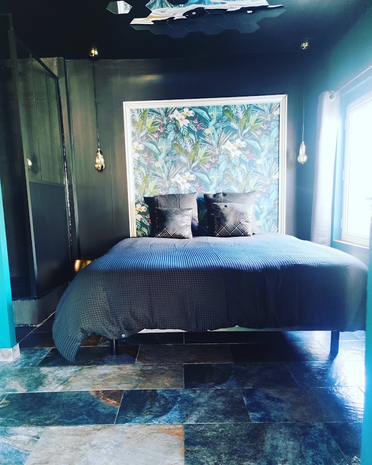 L’Everest Room : Love room, week-end romantique, chambres d’hôtes, piscine, jacuzzi, proche La Valentine, Marseille L’Everest Room : Love room, week-end romantique, chambres d’hôtes, piscine, jacuzzi, proche La Valentine, Marseille