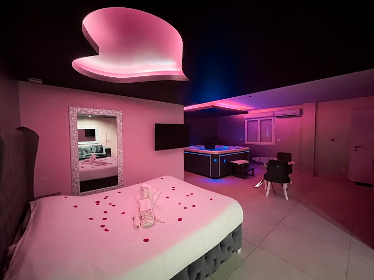 Love night Marseille jacuzzi : Love room avec jacuzzi, week-end romantique, chambre idéal pour couple, Bouche-du-Rhône Love night Marseille jacuzzi : Love room avec jacuzzi, week-end romantique, chambre idéal pour couple, Bouche-du-Rhône