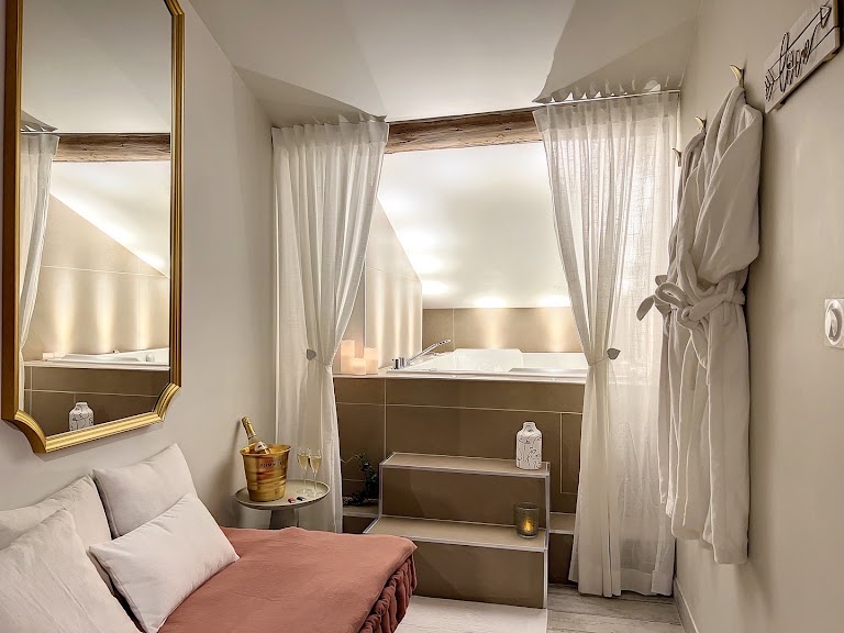 Loveroom / Spa privatif / Jacuzzi Saint Etienne Loveroom / Spa privatif / Jacuzzi Saint Etienne