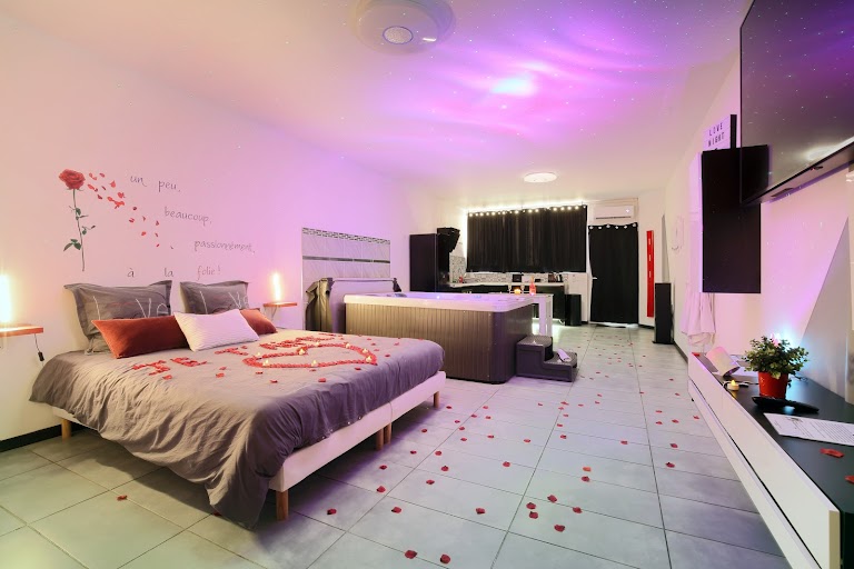 LOVENIGHT – Love room avec spa en Haute-Garonne, séjour romantique, nuit coquine, Love room proche de Toulouse, espace coquin LOVENIGHT – Love room avec spa en Haute-Garonne, séjour romantique, nuit coquine, Love room proche de Toulouse, espace coquin