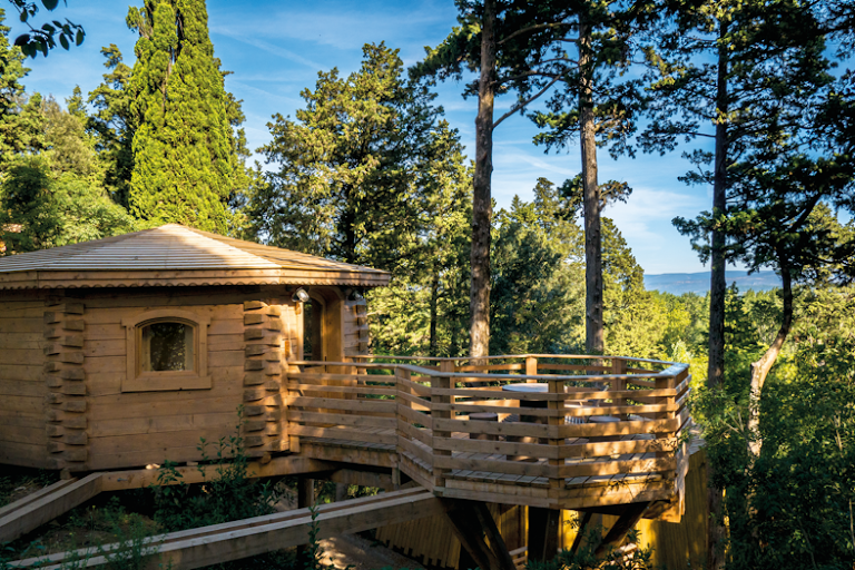 Les Cabanes dans les Bois – Logis Hôtel Les Cabanes dans les Bois – Logis Hôtel