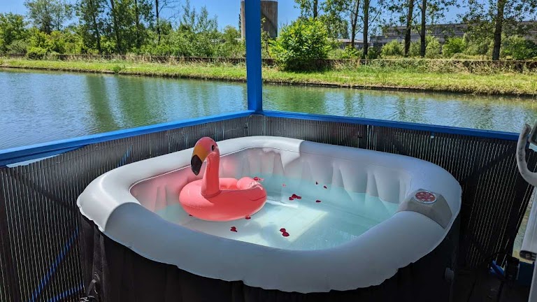 Cottage flottant insolite SPA jacuzzi privé Cottage flottant insolite SPA jacuzzi privé