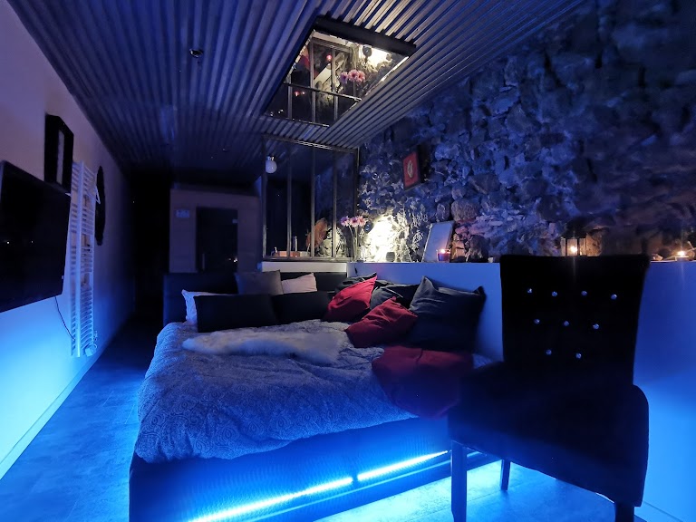 Sweet Loft Grenoble – Suite romantique pour nuit/week-end en amoureux à Grenoble (love room avec spa/jacuzzi privatif, sauna) Sweet Loft Grenoble – Suite romantique pour nuit/week-end en amoureux à Grenoble (love room avec spa/jacuzzi privatif, sauna)