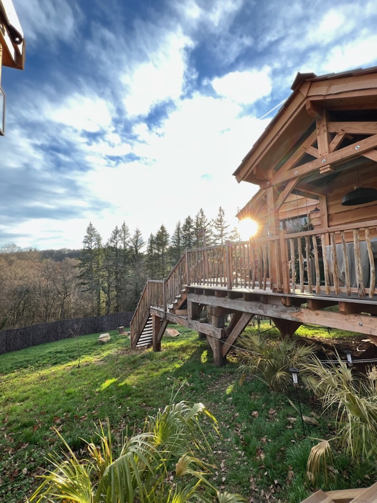 Cabane Purescapade, cabane avec spa en Limousin pour week-end insolite en amoureux. Cabane Purescapade, cabane avec spa en Limousin pour week-end insolite en amoureux.