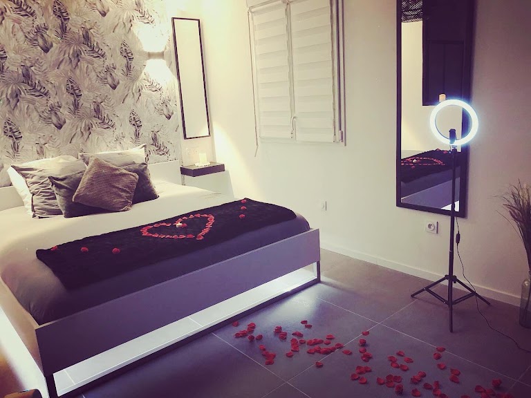 Le Diamant Secret: Love Room avec piscine et sauna, Love hôtel, week-end romantique, séjour en amoureux, Morbihan, Bretagne Le Diamant Secret: Love Room avec piscine et sauna, Love hôtel, week-end romantique, séjour en amoureux, Morbihan, Bretagne