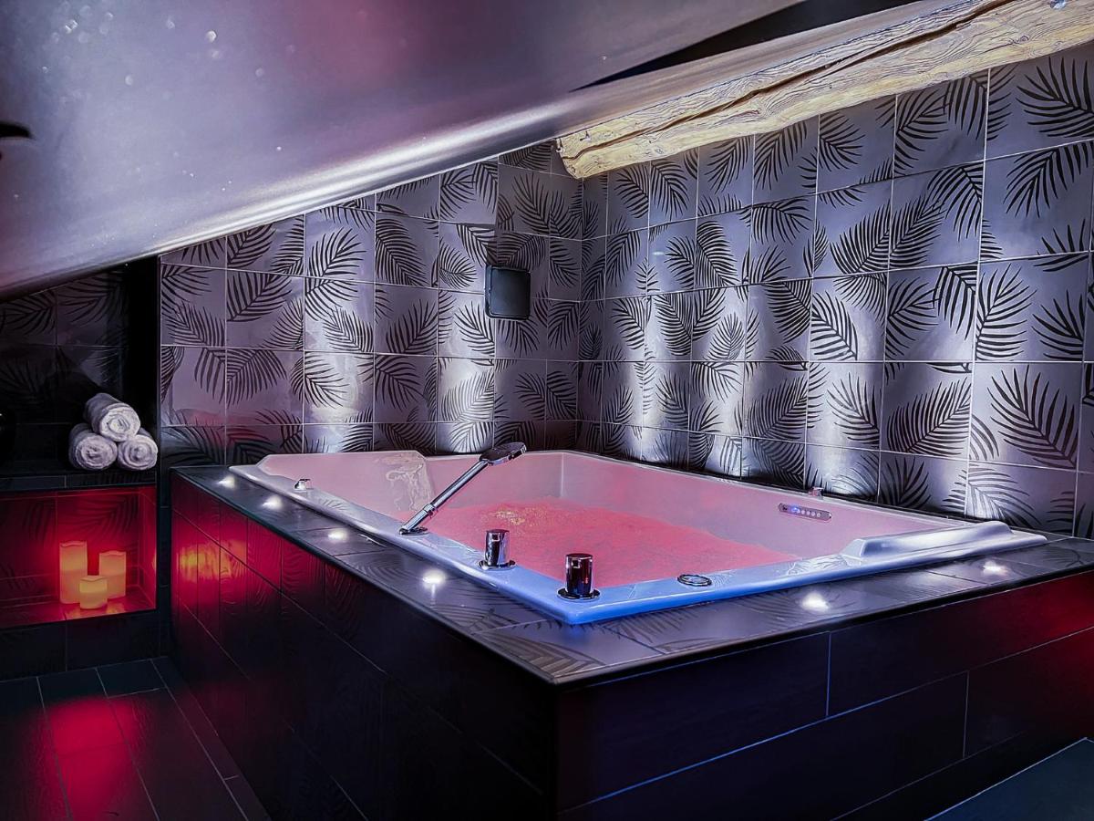 Suite Rouge Baiser : Love Room atypique à saint Étienne, Jacuzzi/Spa, séjour romantique (Rhône-Alpes) Suite Rouge Baiser : Love Room atypique à saint Étienne, Jacuzzi/Spa, séjour romantique (Rhône-Alpes)
