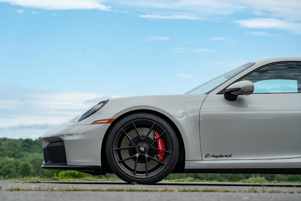 The first hybrid 911 is better with a battery The first hybrid 911 is better with a battery