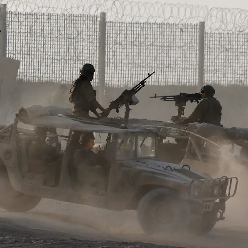 Palestinians flee IDF assaults on Gaza Metropolis as Israelis protest occupation plan Palestinians flee IDF assaults on Gaza Metropolis as Israelis protest occupation plan