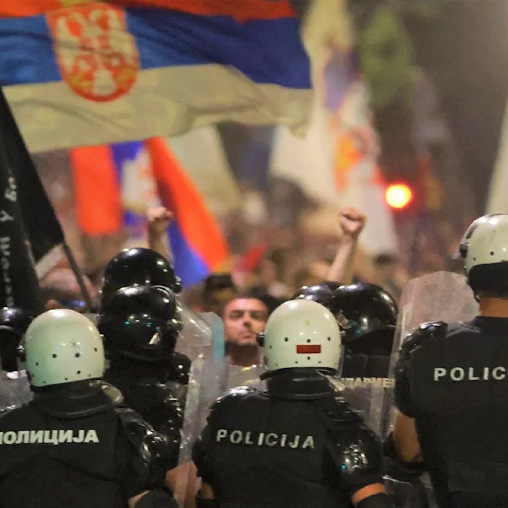 Serbia police conflict with anti-government protesters in Belgrade Serbia police conflict with anti-government protesters in Belgrade