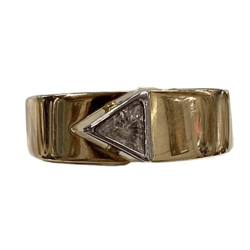Men’s 18ct Yellow Gold. Trillian Cut Diamond, White Gold Rub Over Set With Gapped Side in Yellow Gold. Size U. With Valuation Certificate.