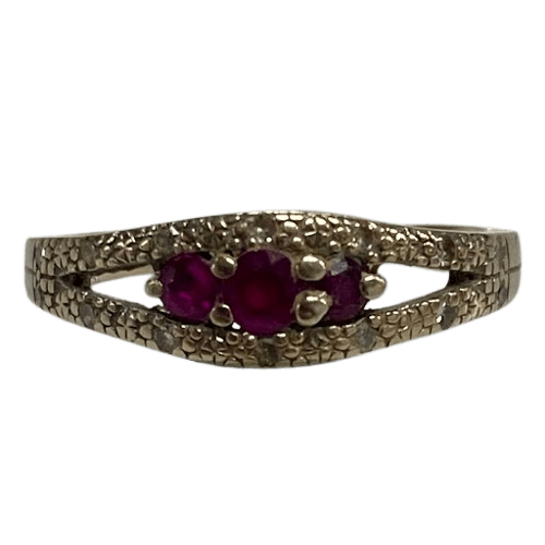 Ladies 9ct Gold Ring 2.3gms with Red Stones Size 7.5
