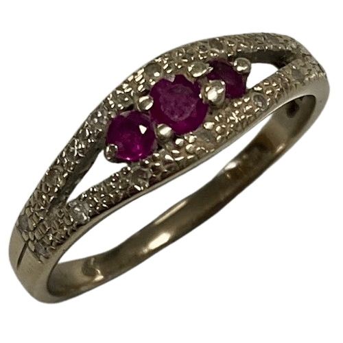 Ladies 9ct Gold Ring 2.3gms with Red Stones Size 7.5