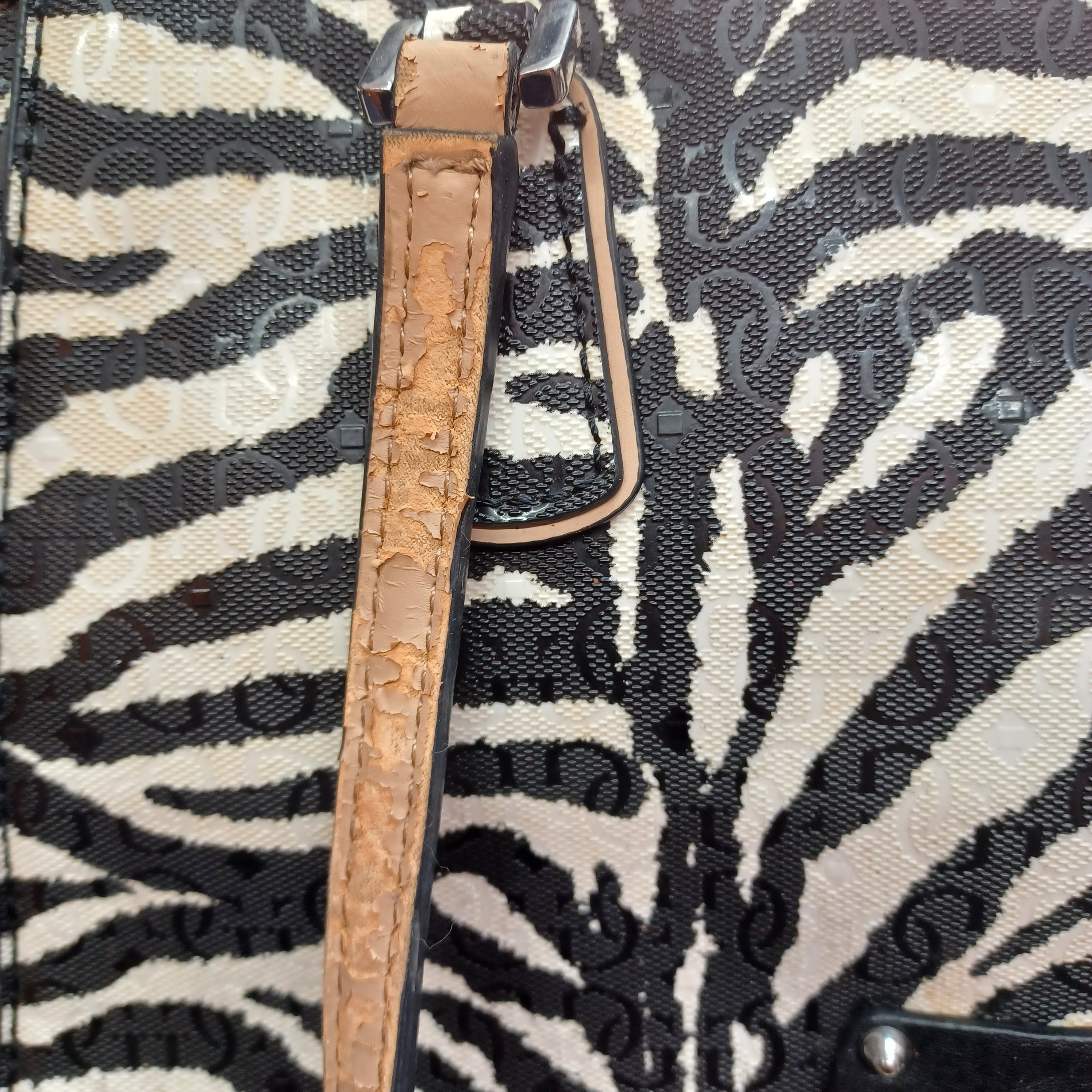 Ladies Guess SZ503533 Tote Bag, Zebra Print, Wear To Straps/Accents (WR 1344862)