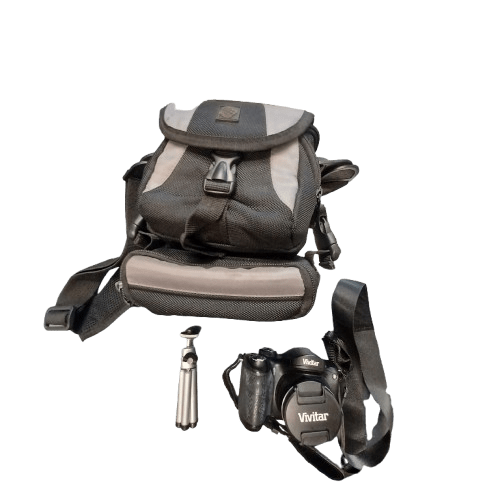 VIVITAR DIGITAL CAMERA WITH CASE AND TRIPOD (LE1343234)