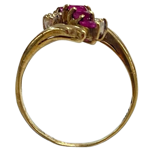 Ladies 9ct Yellow Gold Ring with Red Centre Stones. Size 6
