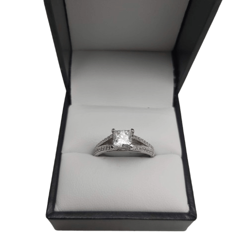 Ladies 18ct White Gold Engagement Ring Moissonite and Diamond Ring Valuation Included