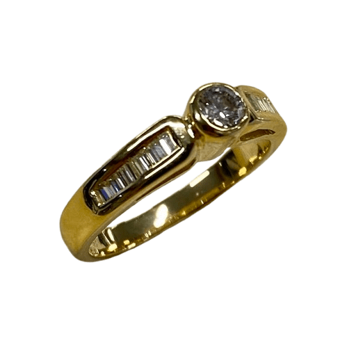 Ladies 18ct Gold 16 Stone Diamond Ring. Single Round Brilliant Cut Rub Over Set, 15 Baguette Cut Diamonds Channel Set In Swept Up Shoulders. TDW 0.50ct. Size K/5.5, With Valuation Certificate – (NG 104625)