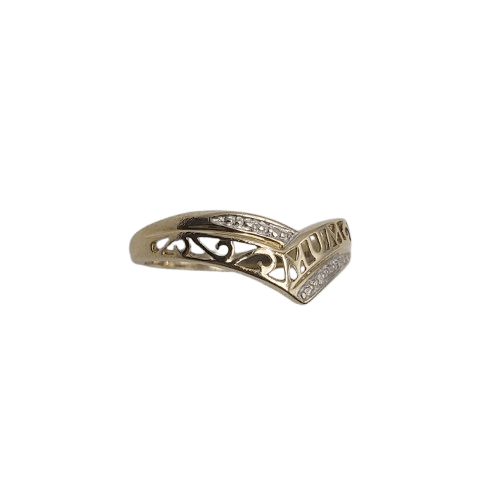 Ladies 9ct Yellow Gold Chevron Ring – 2.15g – Filigree ‘MUM’ Design – Size O