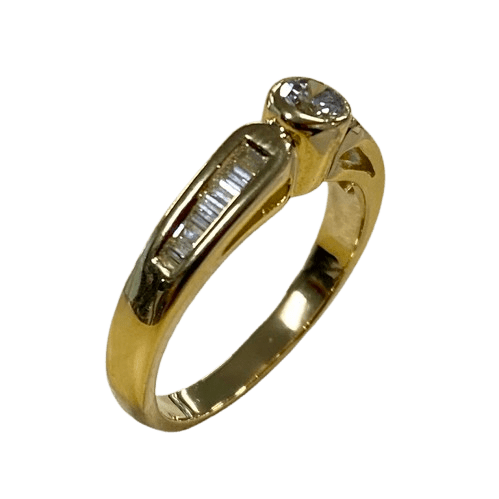 Ladies 18ct Gold 16 Stone Diamond Ring. Single Round Brilliant Cut Rub Over Set, 15 Baguette Cut Diamonds Channel Set In Swept Up Shoulders. TDW 0.50ct. Size K/5.5, With Valuation Certificate – (NG 104625)