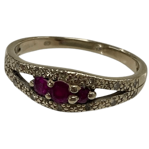 Ladies 9ct Gold Ring 2.3gms with Red Stones Size 7.5