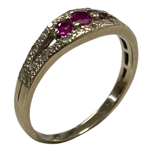 Ladies 9ct Gold Ring 2.3gms with Red Stones Size 7.5