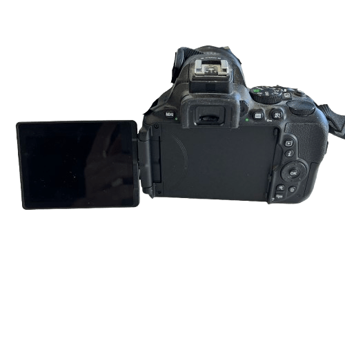 Nikon D5600 Camera With Case And Battery Charger (MK)