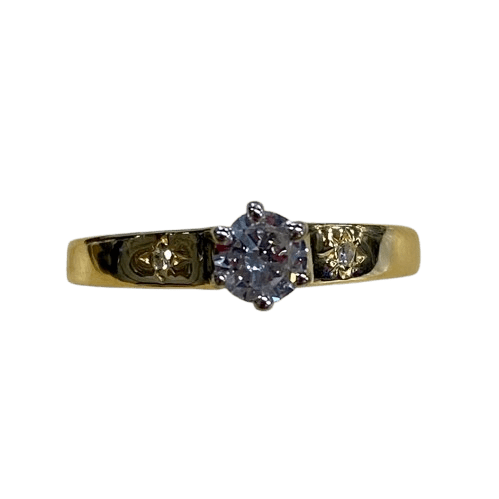 Ladies 18ct Yellow & White Gold 3 Stone Diamond Ring. Round Brilliant Cut 6 Claw Tapered Collet White Gold On A Yellow Gold Under Rail Diamond, With 2 Single Cut Diamonds Star Grain Set In Flat Top Swept Up Shoulders. TDW 0.32ct. Size N/7, With Valuation Certificate (NG 132482)