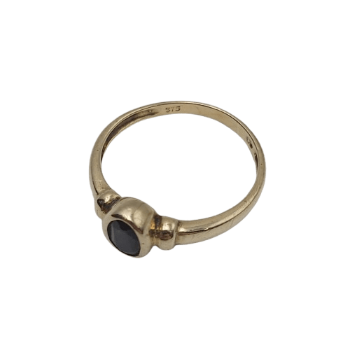 9ct Yellow Gold Round Ring – 1.9g – 0.25ct Dark Blue/Black Sapphire – Size O