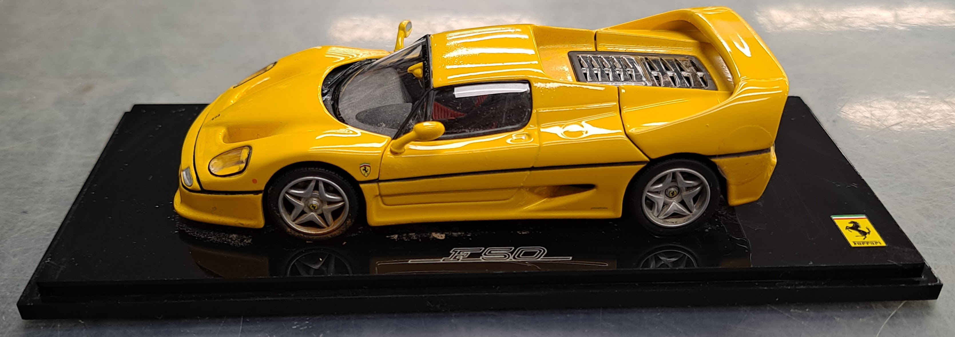 Ferrari F50 Collectable Model Car 1:64 Scale with Case
