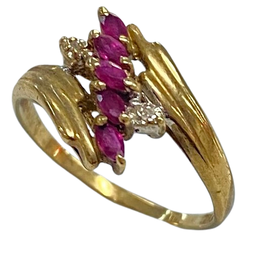 Ladies 9ct Yellow Gold Ring with Red Centre Stones. Size 6