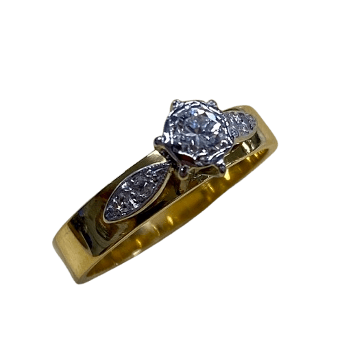 Ladies 18ct Yellow &White Gold 5 Stone Diamond Ring. Round Brilliant Cut Diamond White Gold Illusion Grain Set With Tapered 6 Claw Collet, With 4 Single Cut Diamonds Grain Set in White Gold Leaf Shoulders On Flat Band. TDW 0.24ct. Size M/6.5, With Valuation Certificate (NG 99547)
