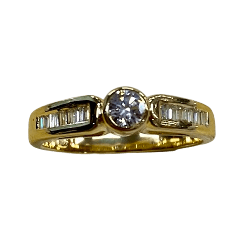 Ladies 18ct Gold 16 Stone Diamond Ring. Single Round Brilliant Cut Rub Over Set, 15 Baguette Cut Diamonds Channel Set In Swept Up Shoulders. TDW 0.50ct. Size K/5.5, With Valuation Certificate – (NG 104625)