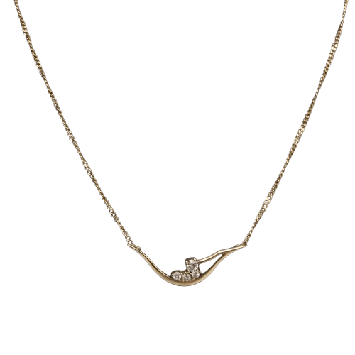 9ct Yellow Gold Fine Curb Necklace – 3.0g – 45cm Length – 1mm Width – Wave Pendant with 4 Diamonds (Approx. 3cm)