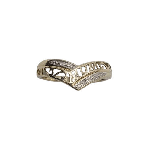 Ladies 9ct Yellow Gold Chevron Ring – 2.15g – Filigree ‘MUM’ Design – Size O