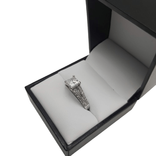 Ladies 18ct White Gold Engagement Ring Moissonite and Diamond Ring Valuation Included