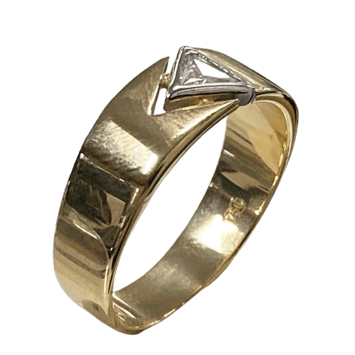 Men’s 18ct Yellow Gold. Trillian Cut Diamond, White Gold Rub Over Set With Gapped Side in Yellow Gold. Size U. With Valuation Certificate.