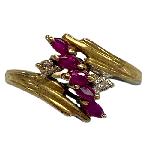 Ladies 9ct Yellow Gold Ring with Red Centre Stones. Size 6