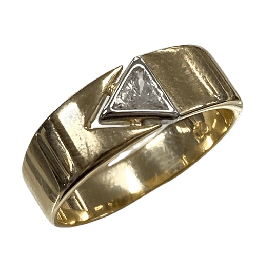 Men’s 18ct Yellow Gold. Trillian Cut Diamond, White Gold Rub Over Set With Gapped Side in Yellow Gold. Size U. With Valuation Certificate.