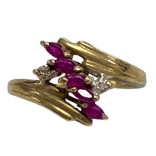 Ladies 9ct Yellow Gold Ring with Red Centre Stones. Size 6