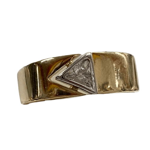 Men’s 18ct Yellow Gold. Trillian Cut Diamond, White Gold Rub Over Set With Gapped Side in Yellow Gold. Size U. With Valuation Certificate.
