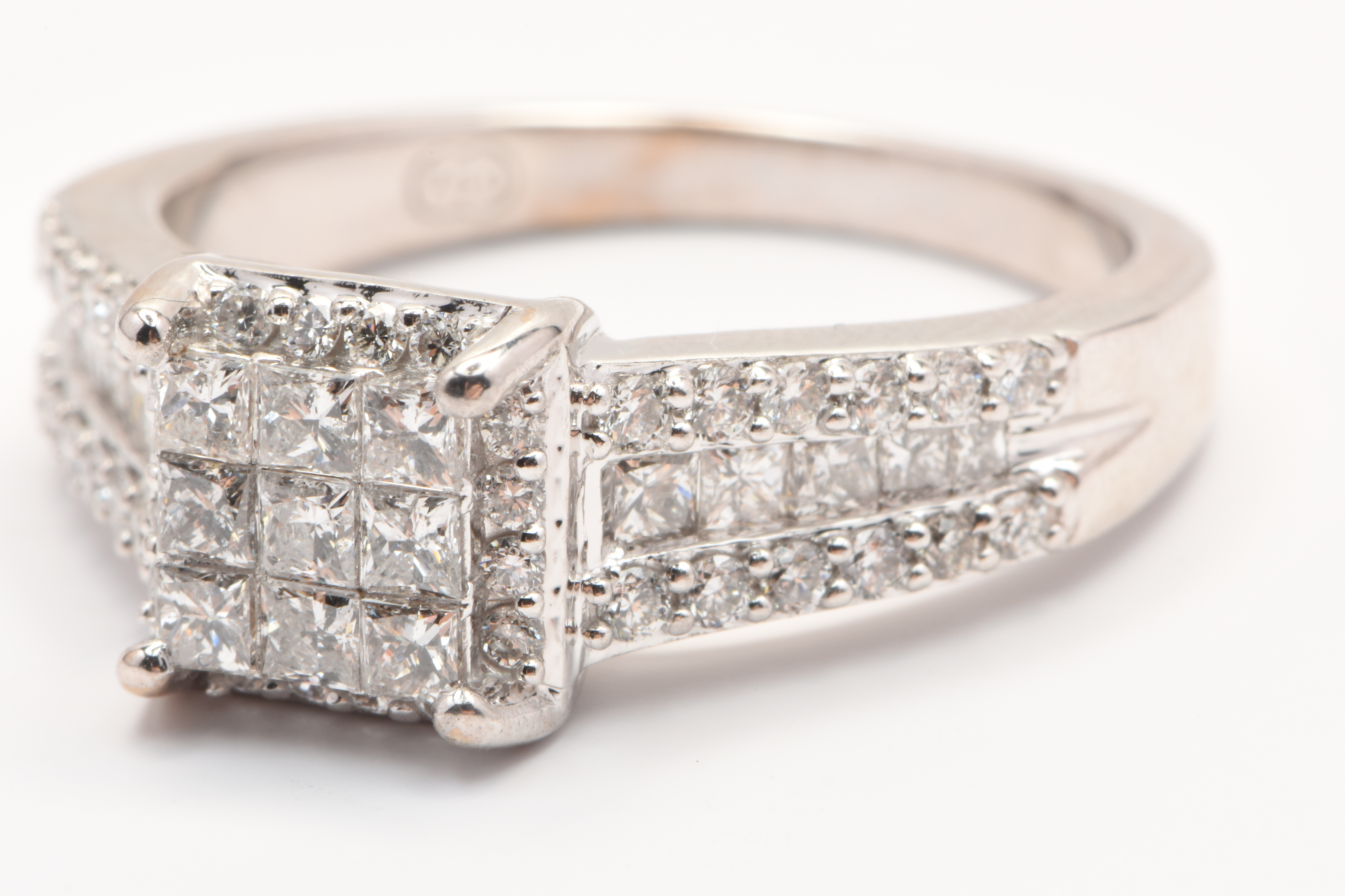 Ladies 18ct White Gold 59 Diamond Cluster Ring 1.25ct TDW Size N