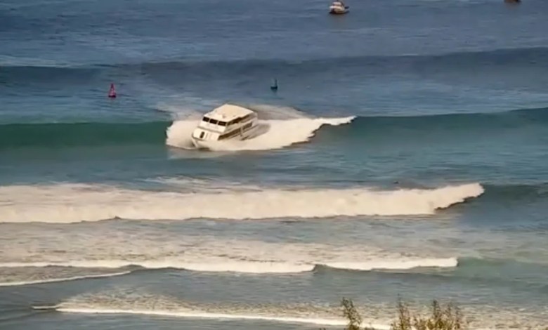 Yacht-sized passenger boat runs aground in high surf off Hawaii beach Yacht-sized passenger boat runs aground in high surf off Hawaii beach