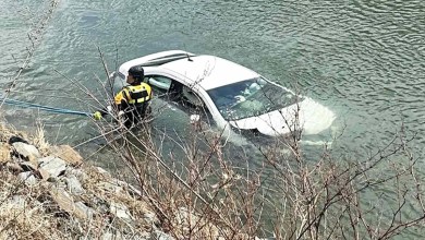 Mom Unbuckles 2-Year-Old Son from Car Seat and Cuts Through Airbag to Escape After Crashing into River Mom Unbuckles 2-Year-Old Son from Car Seat and Cuts Through Airbag to Escape After Crashing into River