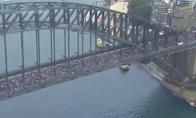 Demonstrators march towards Sydney Harbour Bridge to show support for Palestinians in Gaza Demonstrators march towards Sydney Harbour Bridge to show support for Palestinians in Gaza