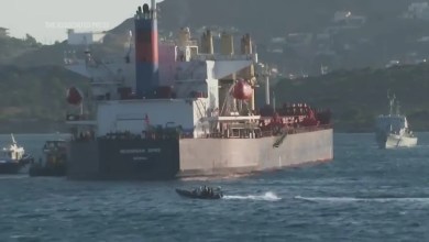 Hundreds of migrants arrive from Crete by boat to Lavrio port, 60 km from Athens Hundreds of migrants arrive from Crete by boat to Lavrio port, 60 km from Athens