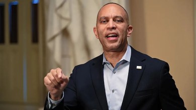 Hakeem Jeffries left scrambling after child reporter asks why voters view Democrats so negatively Hakeem Jeffries left scrambling after child reporter asks why voters view Democrats so negatively
